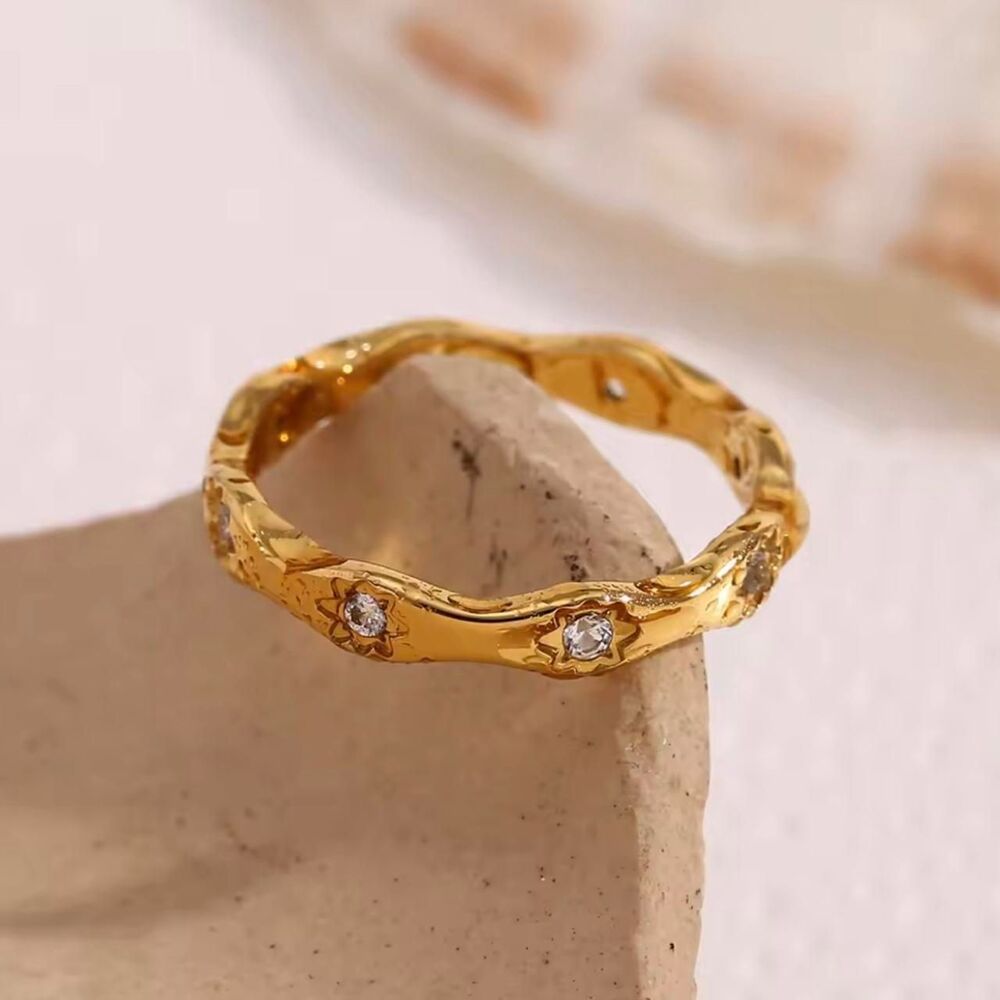 Vintage Style Gold Zircon Etched Band Ring + Jewelry Pouch